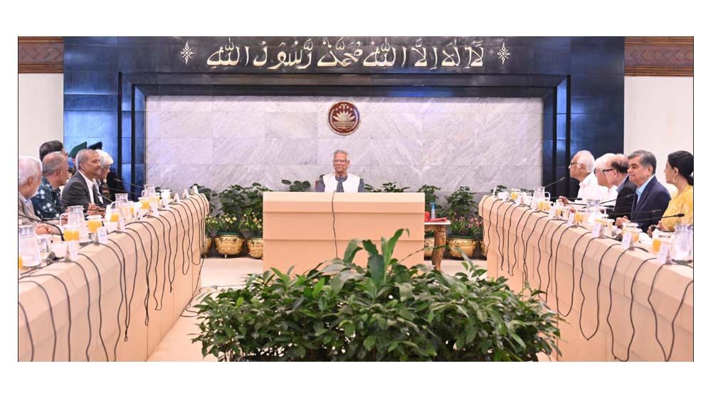 উপদেষ্টাদের শেষ আনুষ্ঠানিক যাত্রা: যাবেন পতাকা নিয়ে, ফিরবেন পতাকাহীন