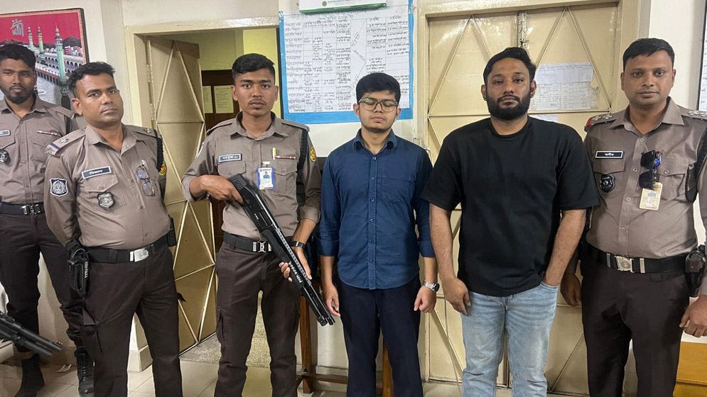 মীরপুরে ভোটকেন্দ্রে হানা, দুই জামায়াত কর্মীর জেল, অফিসার অপসারিত