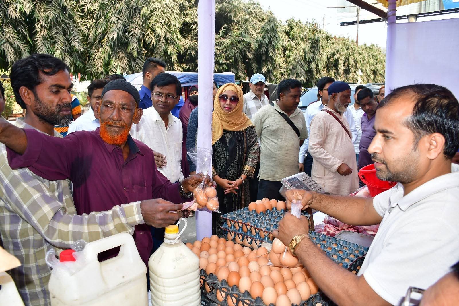 রাজবাড়ীতে রমজানজুড়ে সুলভ মূল্যে দুধ, ডিম ও গরুর মাংস বিক্রি শুরু