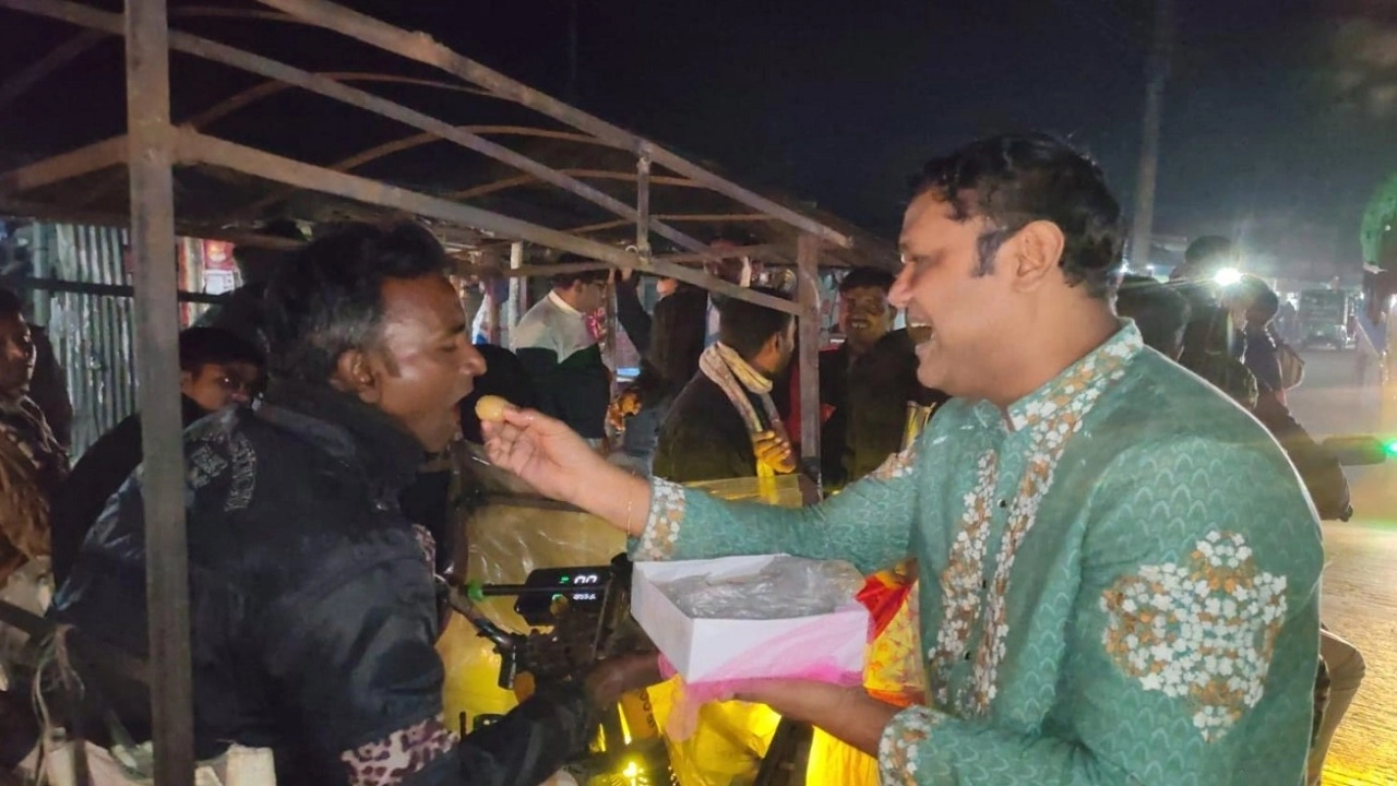 দুলুর মন্ত্রিত্বে হাতীবান্ধায় উল্লাস, নেতাকর্মীদের মিষ্টি বিতরণ