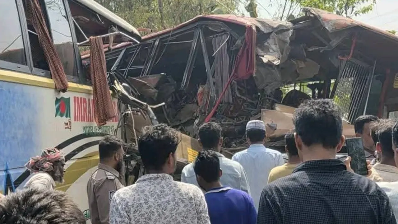 মাদারীপুরে বাসের মুখোমুখি সংঘর্ষে নিহত ২, আহত অনেক