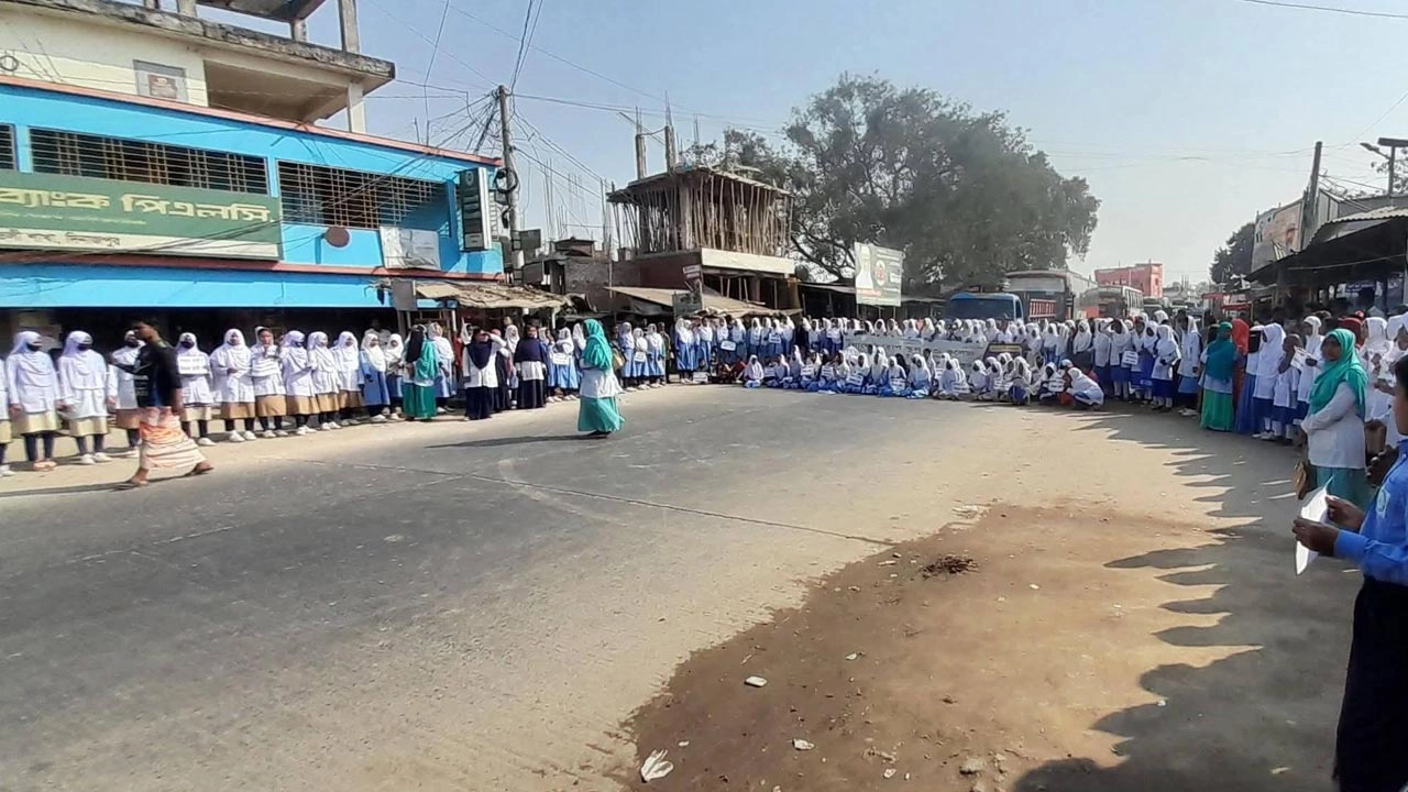 দিনাজপুরে বাস চাপায় শিশুর মৃত্যু, বিক্ষোভে মহাসড়ক অবরোধ