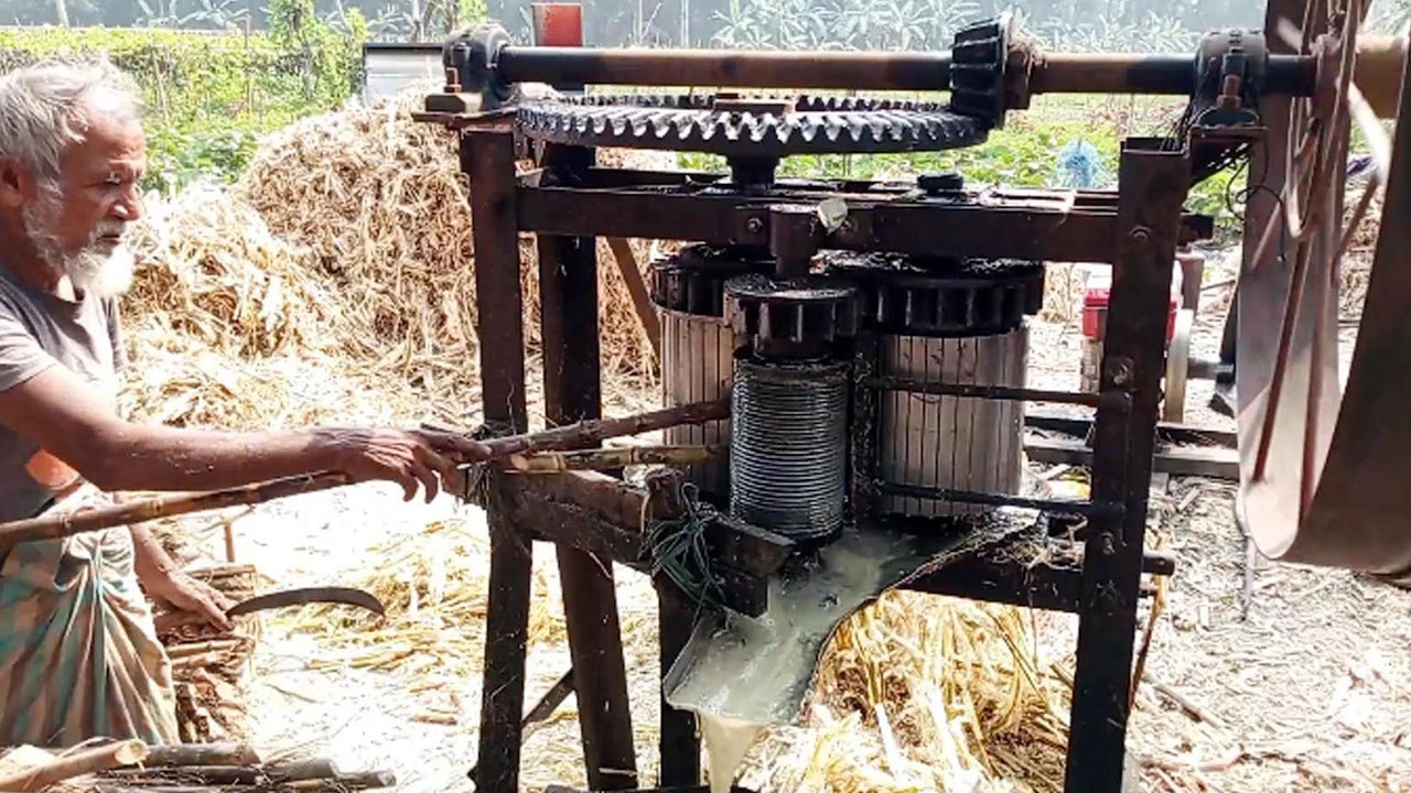 বাবুগঞ্জে অর্ধশতাব্দী ধরে ঐতিহ্যবাহী গুড়ের মিষ্টি সুবাস