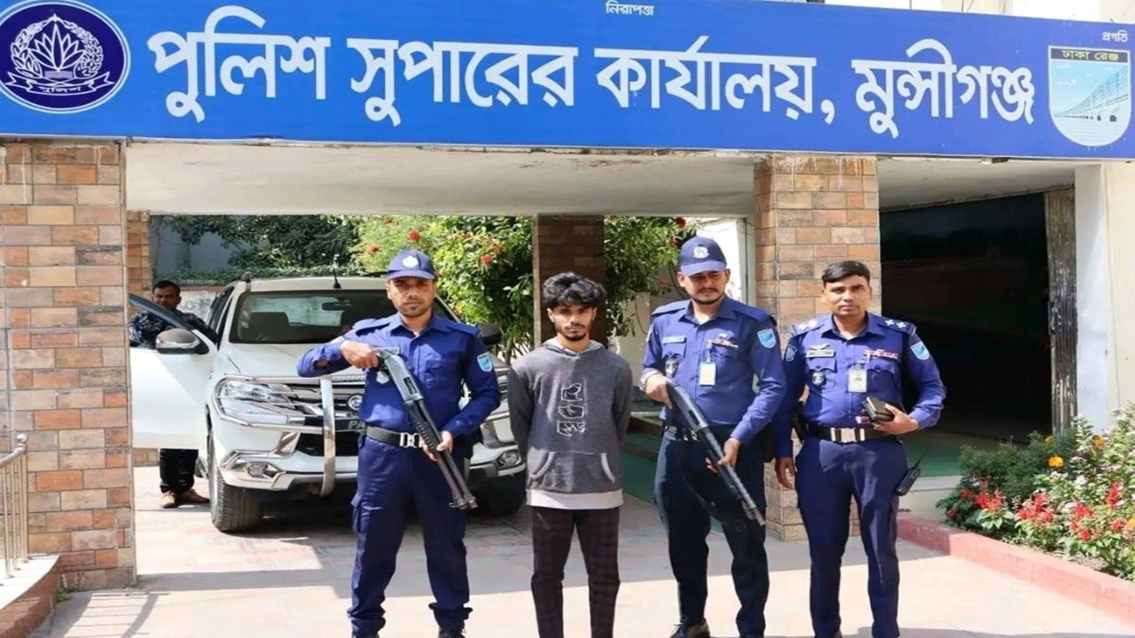 পুলিশের অভিযানে বিদেশি রিভলবার ও দেশীয় অস্ত্রসহ যুবক আটক