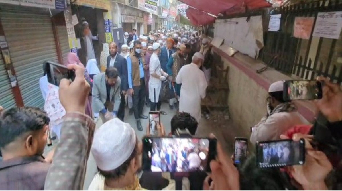 ঢাকা পরিচ্ছন্ন করতে ঝাড়ু হাতে জামায়াত আমীর ডা. শফিকুর রহমান