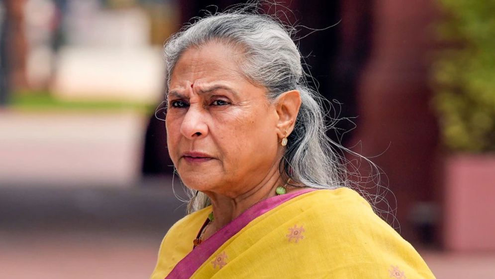 পাপারাজ্জিদের সামনে রাগ ভুললেন জয়া, মজা করলেন করণ জোহর