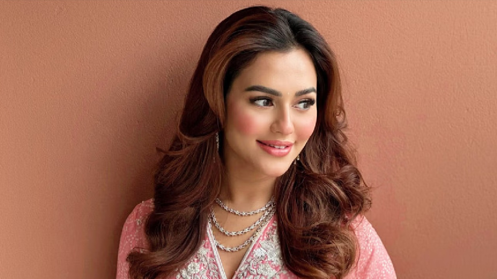 রমজানে ব্যস্ততা কমিয়ে পরিবার ও ইবাদতে মনোযোগ নুসরাত ফারিয়ার