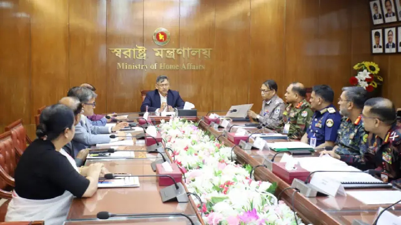 পাসপোর্ট দালালদের বৈধতা: সরকারের নতুন উদ্যোগ নিয়ে বিতর্ক