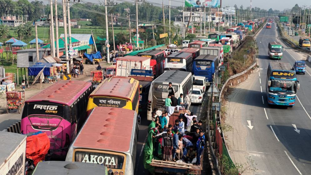 যমুনা সেতু থেকে রাবনা: ২০ কিমি যানজটে চরম দুর্ভোগ