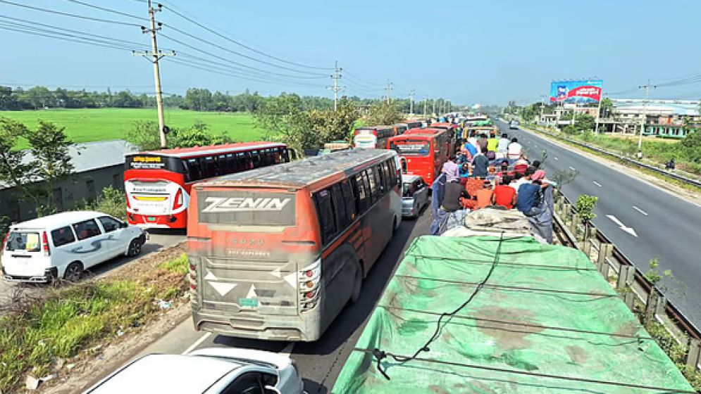 ঢাকা-টাঙ্গাইল মহাসড়কে ২০ কিমি যানজট, ট্রাকেই বাড়ি ফিরছেন মানুষ
