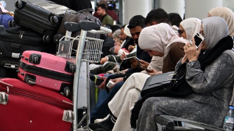 যুদ্ধবিধ্বস্ত আকাশপথ, আটকে পড়া ২০ হাজার যাত্রীর দায়িত্ব নিল আমিরাত