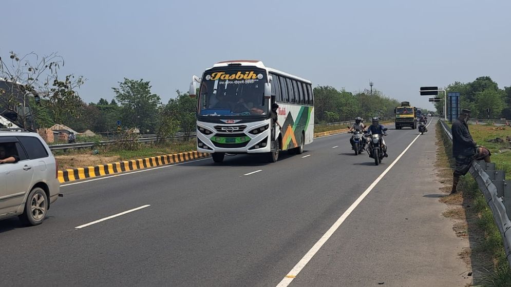 ঢাকা-টাঙ্গাইল মহাসড়কে স্বস্তি, যানজট নেই ঘরমুখো মানুষের পথে