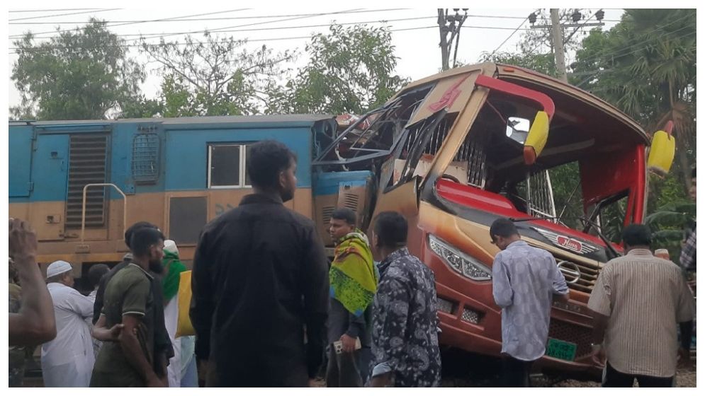কুমিল্লায় ট্রেন-বাস সংঘর্ষে প্রাণহানি ১২ জনের, গেটম্যান বরখাস্ত