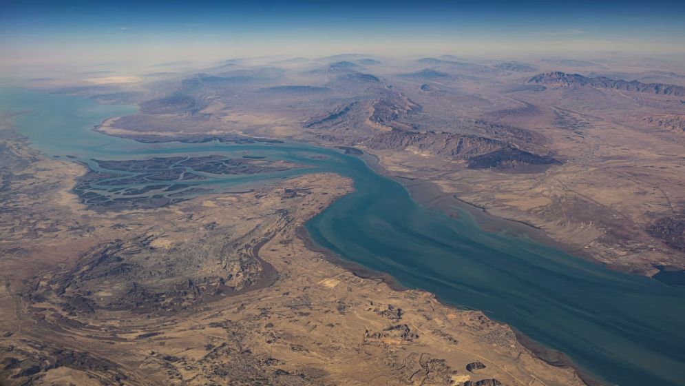 হরমুজ প্রণালি বন্ধের হুমকিতে তেলের দাম ছুঁতে পারে ১০০ ডলার