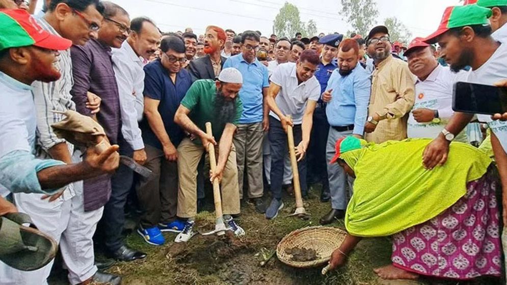 হাতের কালি শুকোনোর আগেই প্রতিশ্রুতি পূরণে মাঠে বিএনপি: ফরহাদ আজাদ
