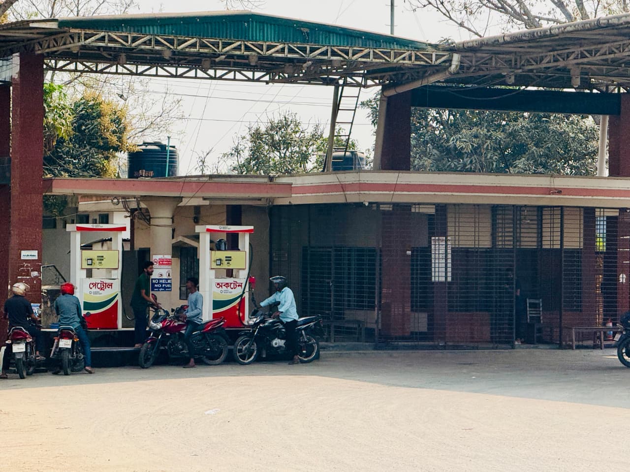 রাজবাড়ীতে জ্বালানি সংকটের শঙ্কা! ২০০ টাকার বেশি মিলছে না তেল