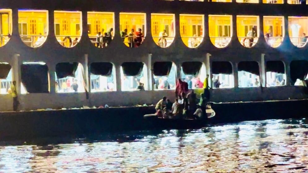 কেরানীগঞ্জে জেটি সংকট: জীবনের ঝুঁকি নিয়ে লঞ্চে ওঠেন হাজারো যাত্রী