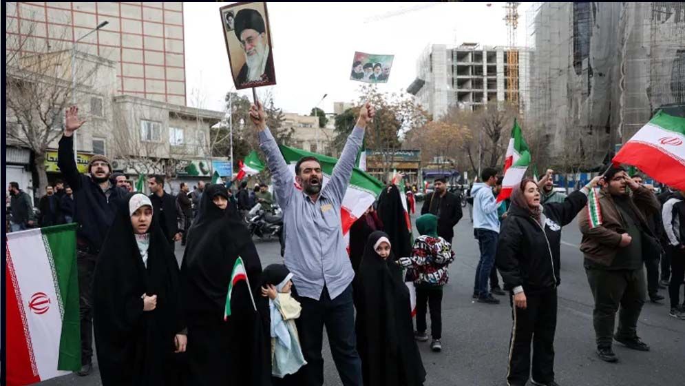 ট্রাম্পের ডাকে সাড়া নয়, উল্টো খামেনির পক্ষে রাজপথে ইরানিরা