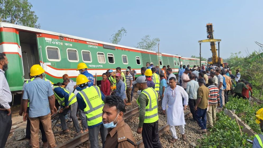 বগুড়ায় নীলসাগর এক্সপ্রেসের নয় বগি লাইনচ্যুত, উদ্ধার অব্যাহত