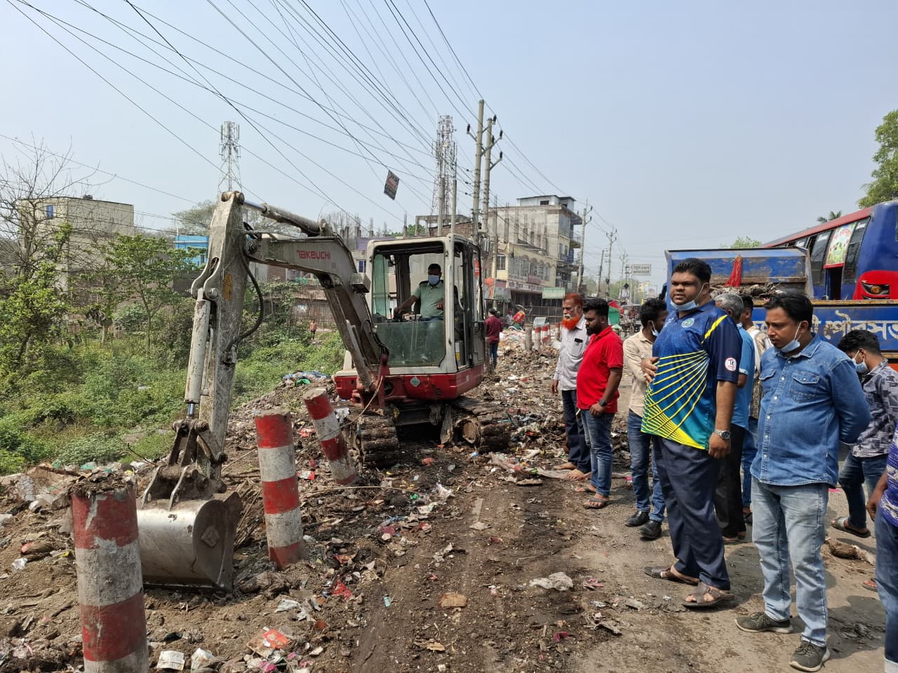 ব্যক্তিগত উদ্যোগে রাজবাড়ী পৌরসভার ময়লা ও ড্রেন পরিষ্কার করছেন ছাত্রদল নেতা রোমান