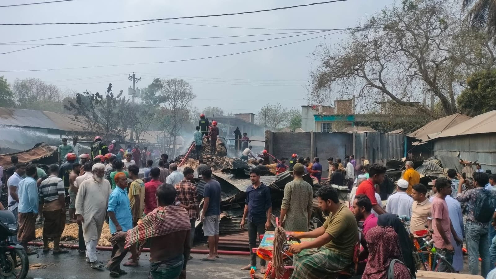 বালিয়াকান্দির বহরপুর বাজারে ভয়াবহ আগুন, পাটের গুদামসহ ২১ দোকান পুড়ে ছাই