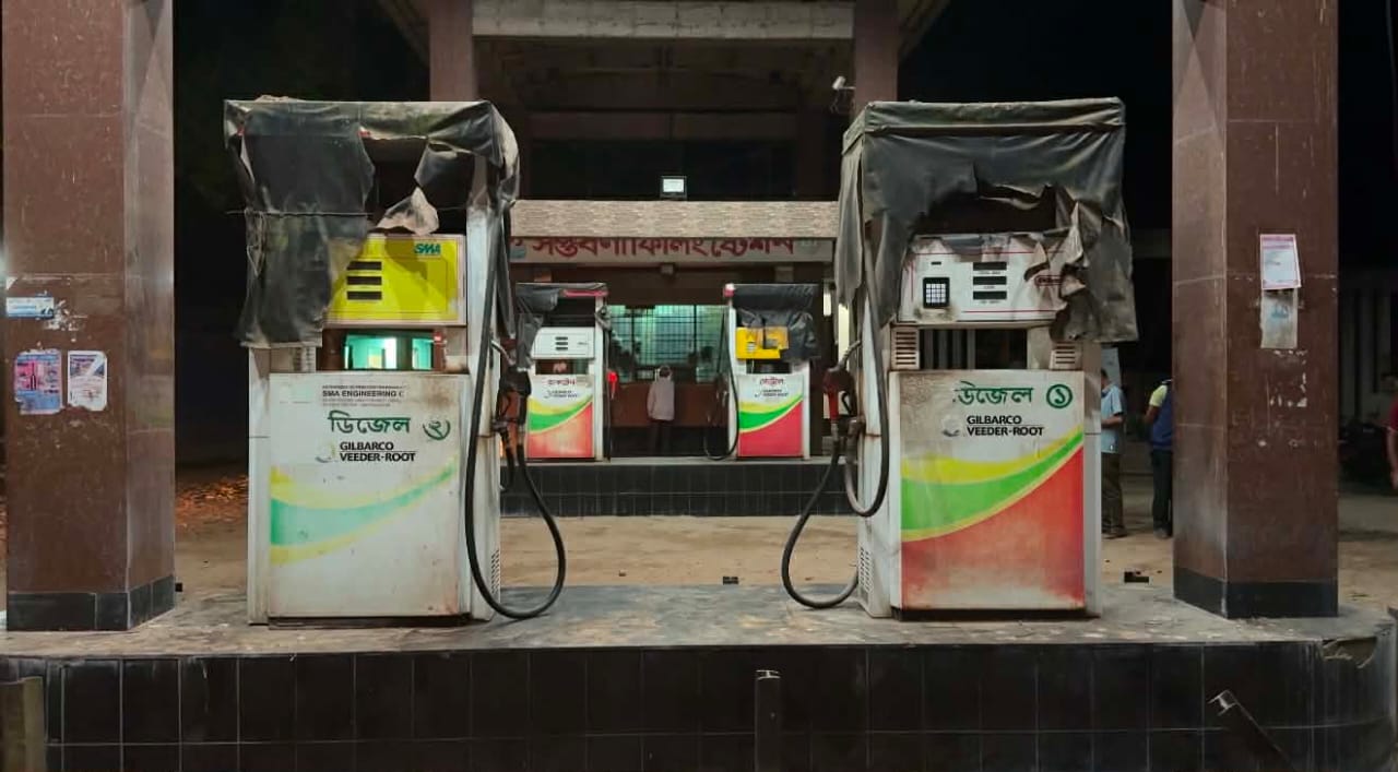 রাজবাড়ীতে পাম্পে তেল নিতে এসে ট্রাকচাপায় প্রাণ গেল ট্রাক মালিক ও হেলপারের