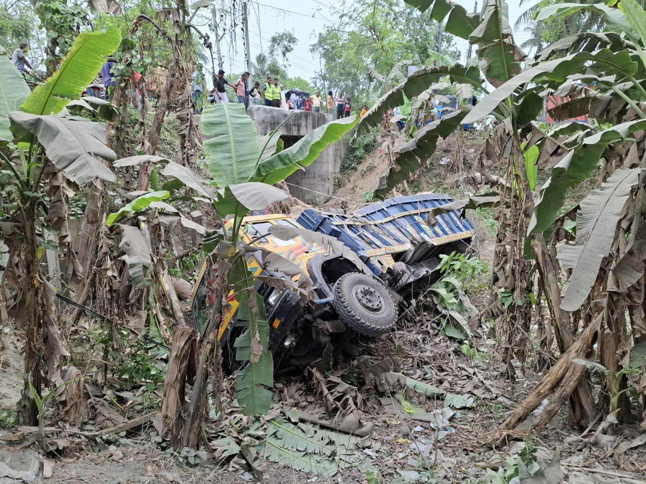 রাজবাড়ীতে নিয়ন্ত্রণ হারিয়ে আলুবোঝাই ট্রাকের হেলপার নিহত
