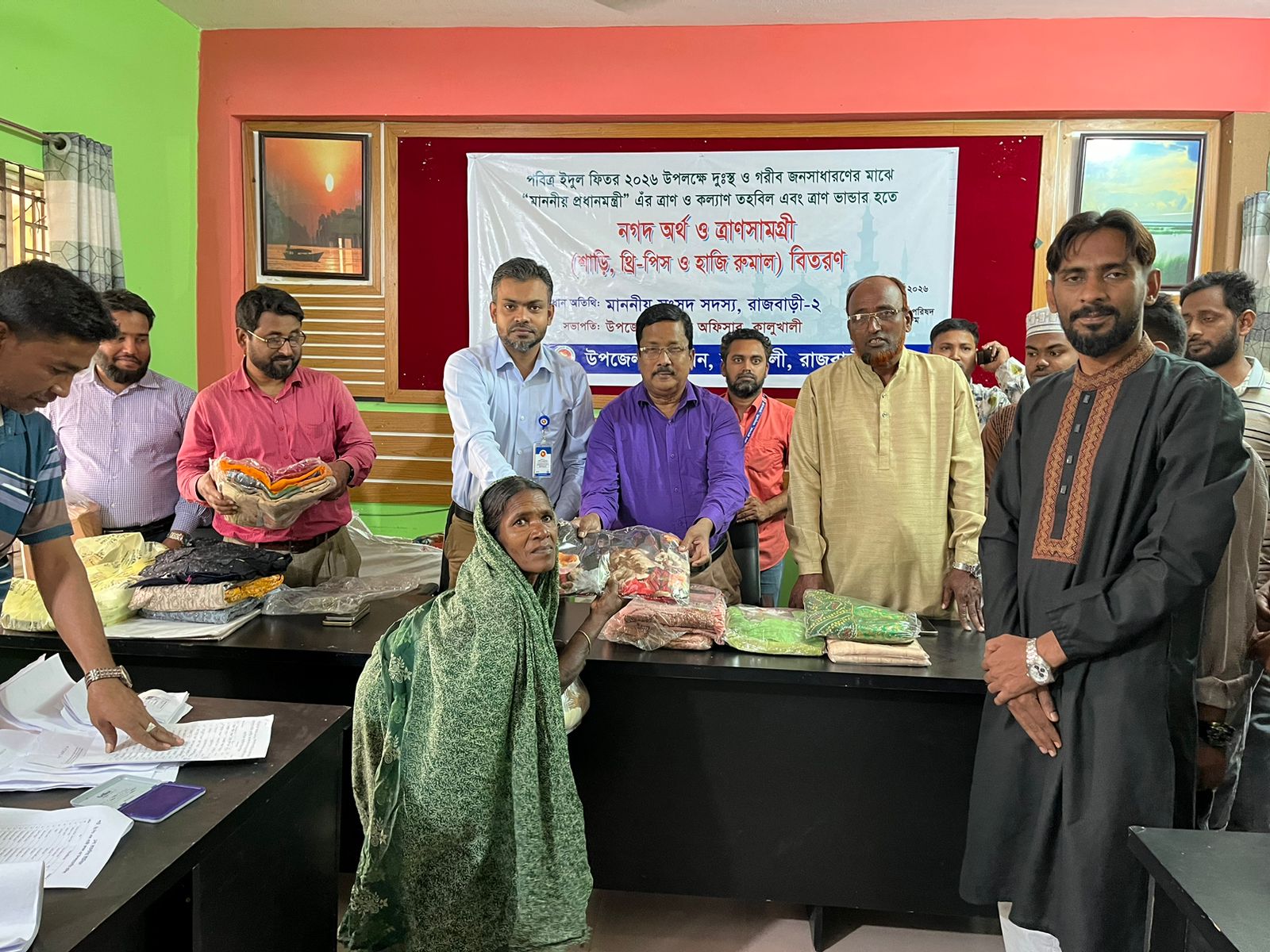 ঈদ উপলক্ষে দুঃস্থদের মাঝে নগদ অর্থ ও ত্রাণসামগ্রী বিতরণ