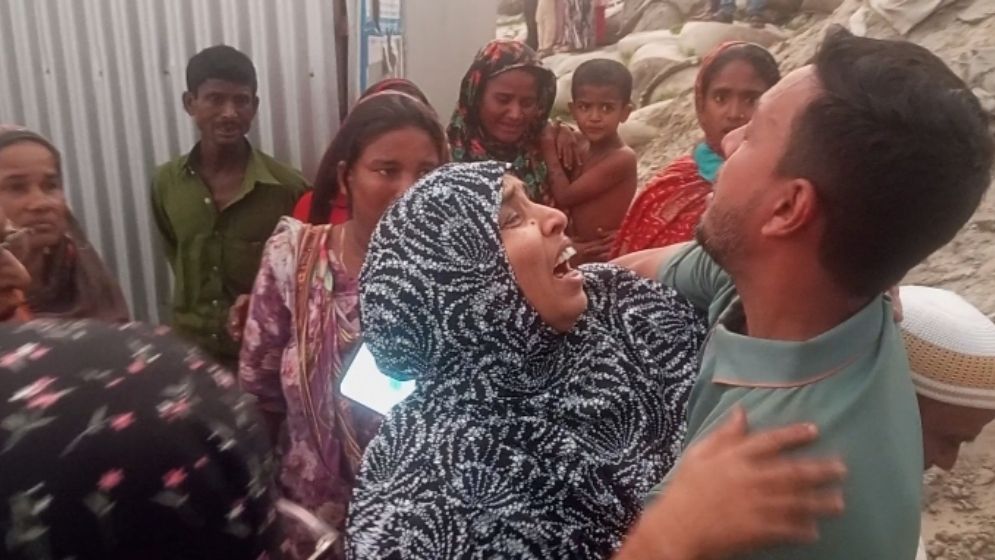 পদ্মায় বাস ডুবি: স্ত্রী-কন্যার জন্য নদীর পাড়ে রেজাউলের আর্তনাদ