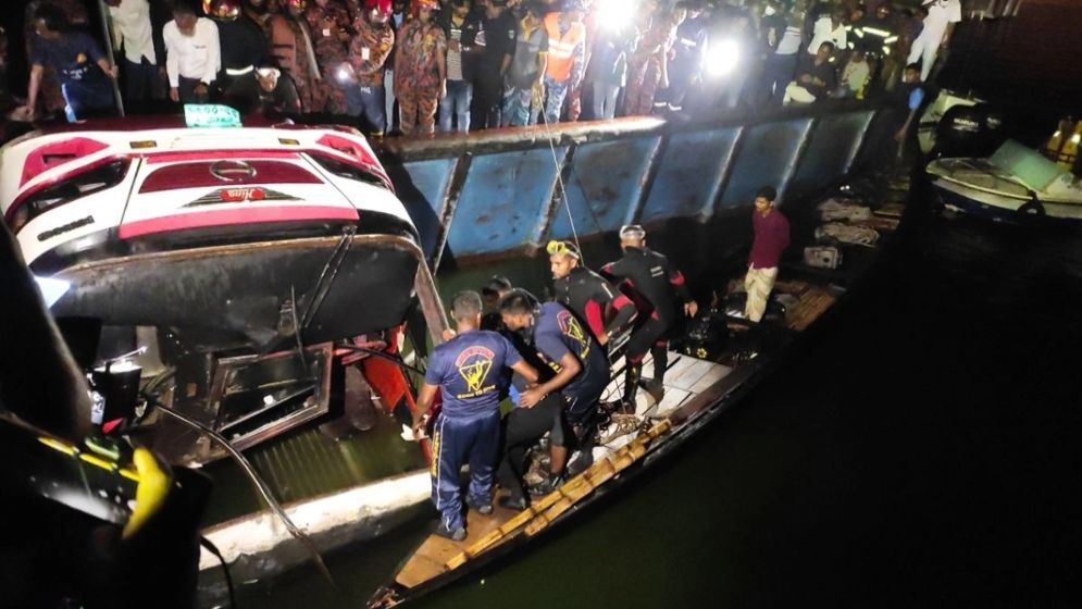 দুঃখজনক পদ্মায় বাসডুবি: বাস উদ্ধার, নিহত বেড়ে ২৪