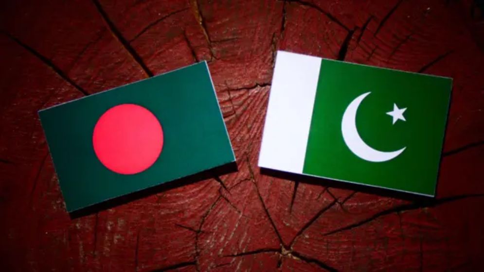 ইতিহাসের ভুট্টো-মুজিব আলিঙ্গন: যেভাবে পাকিস্তান মেনে নিল বাংলাদেশ