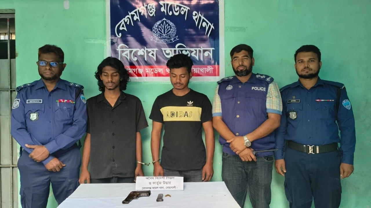 নোয়াখালীতে বিদেশি পিস্তলসহ গ্রেফতার ২, শহরে অস্ত্রের ঝুঁকি কমাতে পুলিশের অভিযান