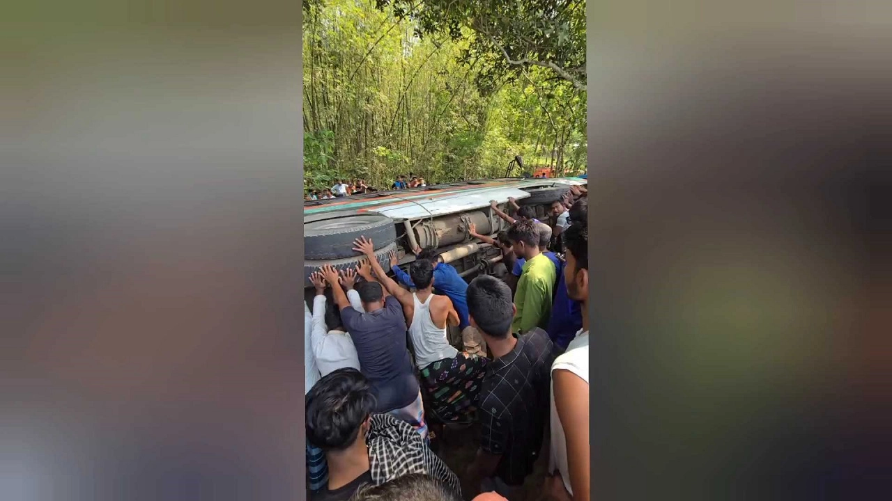 দেবীগঞ্জে গাছের সঙ্গে ধাক্কা লুটে গেল যাত্রীবাহী বাস