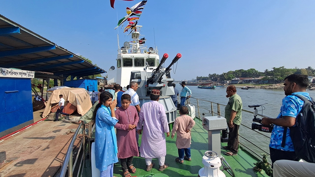 চাঁদপুরে দর্শনার্থীদের জন্য উন্মুক্ত করা হলো কোস্ট গার্ডের জাহাজ কুতুবদিয়া