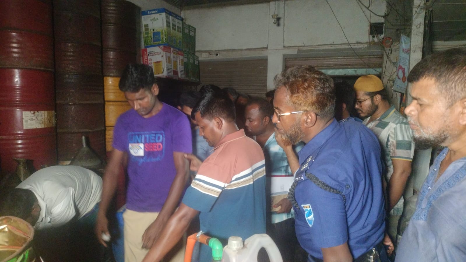 সার-কিটনাশকের দোকানে মিলল ১৮৩ লিটার ডিজেল, ব্যবসায়ীকে ২০ হাজার টাকা জরিমানা 