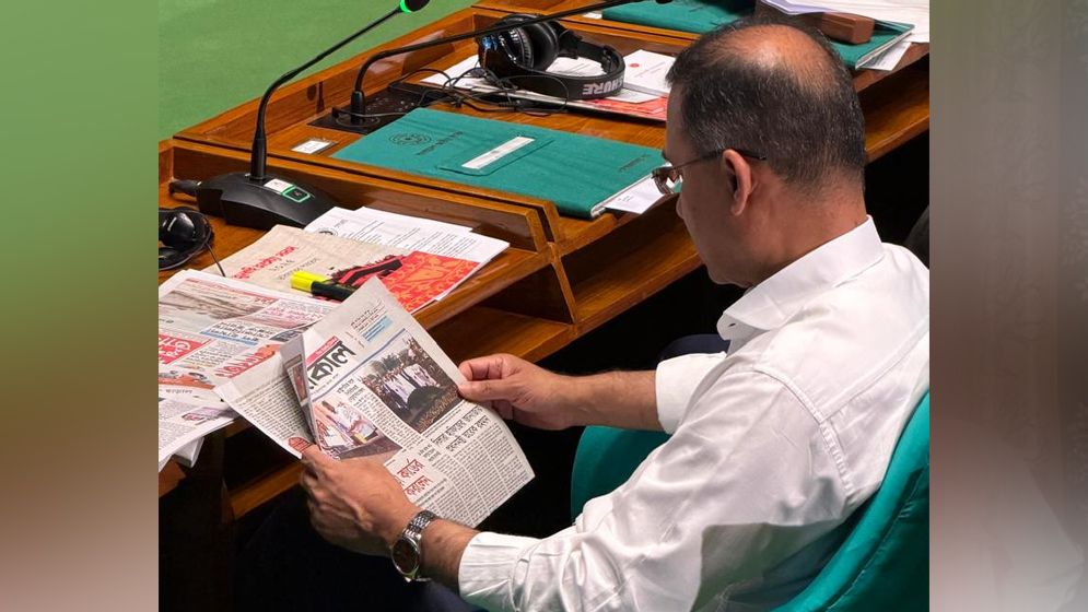 সংসদ অধিবেশনে বসেই পত্রিকা পড়লেন প্রধানমন্ত্রী তারেক রহমান