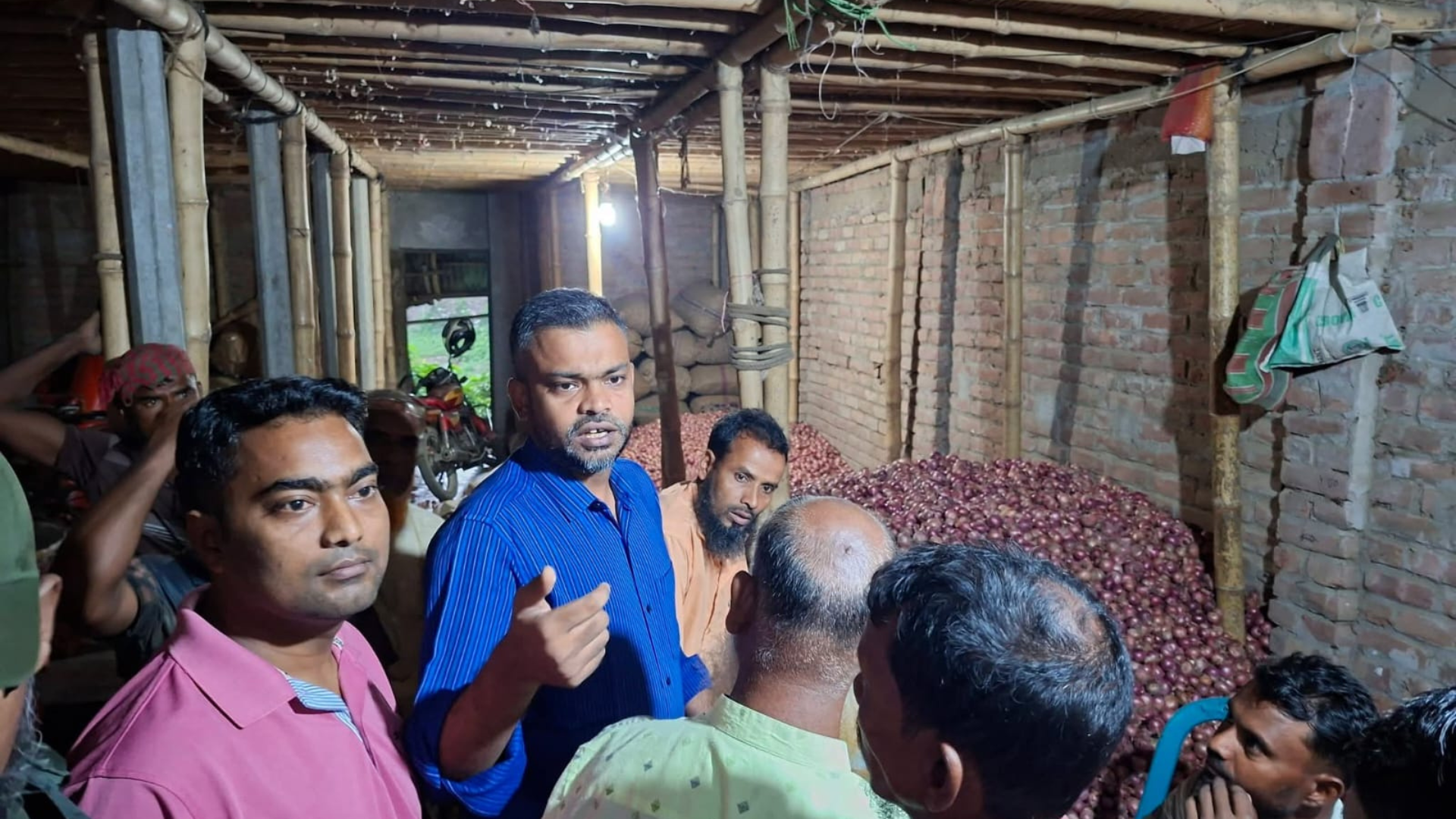 কালুখালীতে পেঁয়াজ বাজারে ‘ধলতা’ প্রতিরোধে ইউএনও’র বিশেষ অভিযান