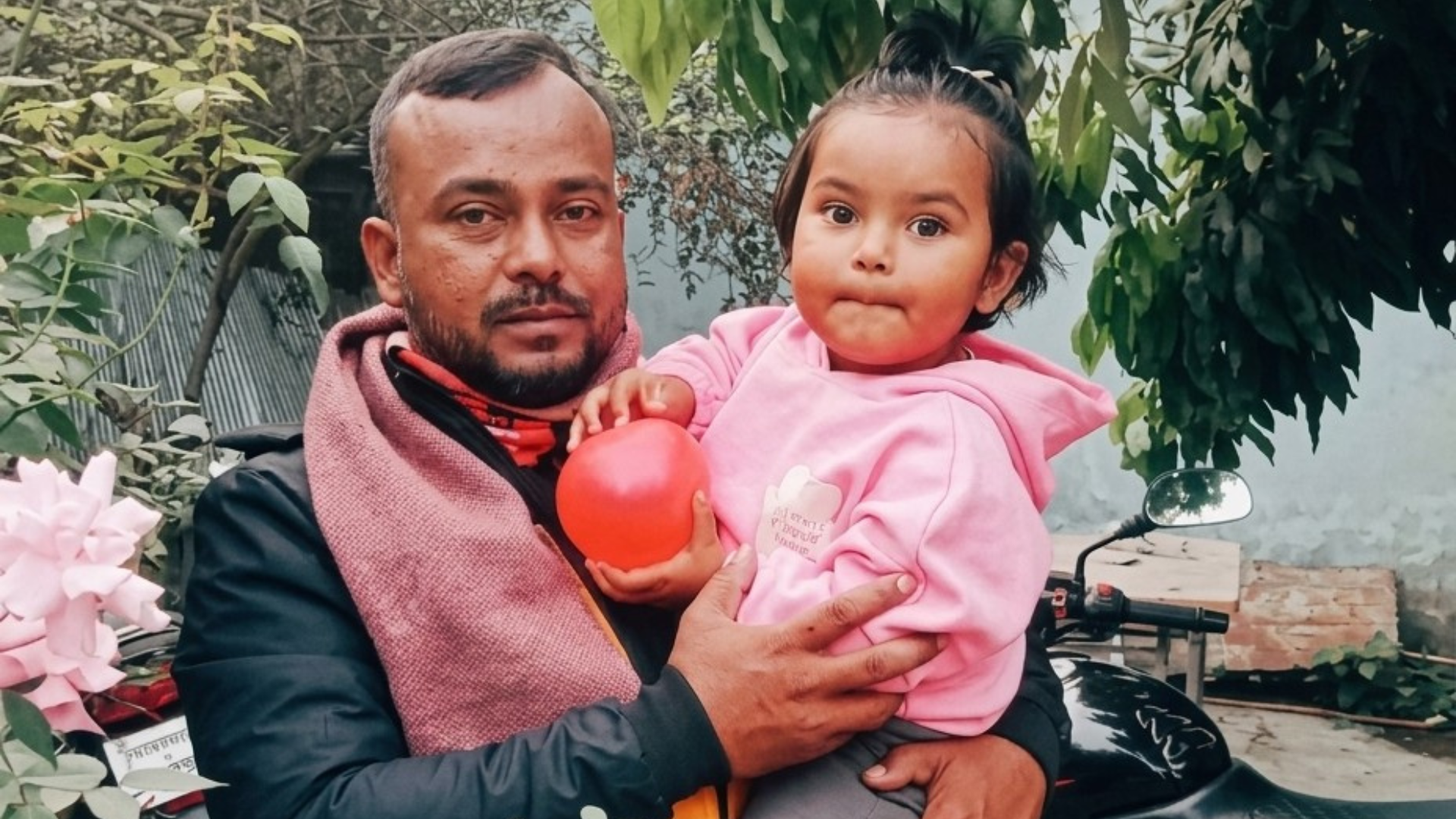 এক ঝলক বজ্র, শেষ বাবার জীবন- কোল থেকে ছিটকে প্রাণে বাঁচল শিশুসন্তান