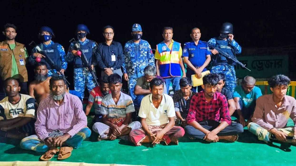 রাতে আঁধারে পদ্মা নদীতে অবৈধভাবে বালু উত্তোলনের সময় ১০ জন আটক