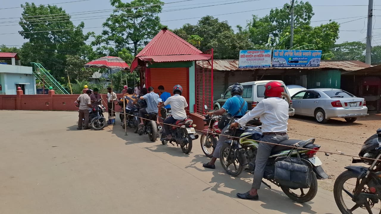 রাজবাড়ীতে পেট্রোল পাম্পে কমতে শুরু করেছে সিরিয়াল, বেড়েছে বরাদ্দ