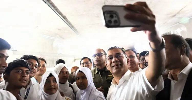 সংসদ ভবনে স্বপ্নপূরণ, প্রধানমন্ত্রীর সঙ্গে সেলফিতে আপ্লুত কুমিল্লার শিক্ষার্থীরা