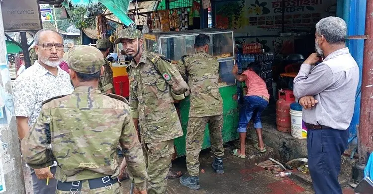 অক্সিজেন মোড়ে চসিকের উচ্ছেদ অভিযান: ২০ অবৈধ দোকান সরালো ভ্রাম্যমাণ আদালত