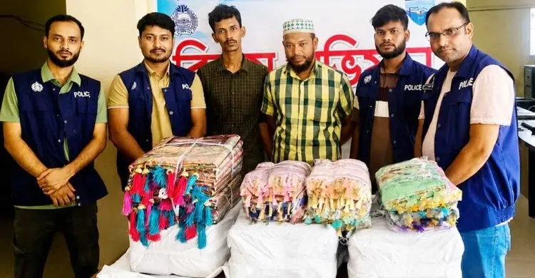 হাটহাজারীতে ৪২ লাখ টাকার ভারতীয় পোশাক জব্দ, গ্রেফতার ২