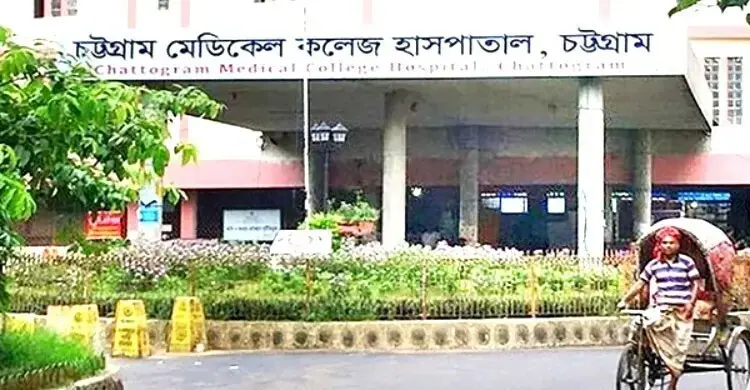 চট্টগ্রাম সদরঘাটে ট্রলারে আগুন, দগ্ধ হয়ে হাসপাতালে ৬