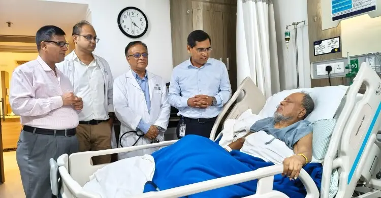 প্রধানমন্ত্রীর নির্দেশে রফিকুল ইসলাম মিয়াকে দেখতে হাসপাতালে ডা. মনোয়ারুল