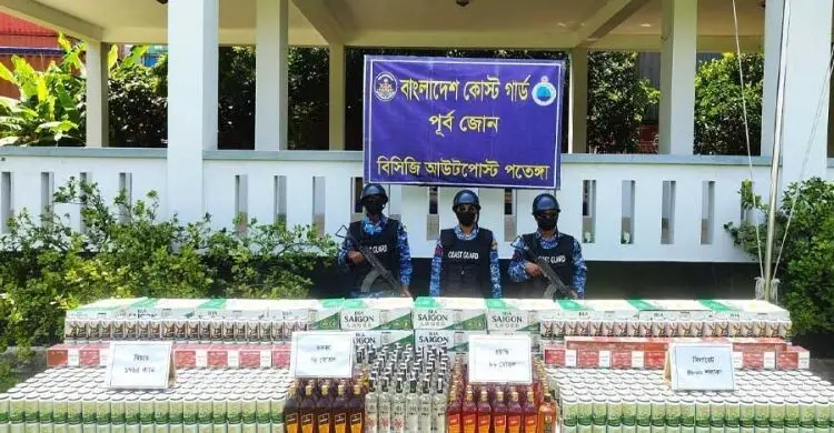 পতেঙ্গায় কোস্ট গার্ডের অভিযান, ৫৩ লাখ টাকার বিদেশি মদ-সিগারেট জব্দ