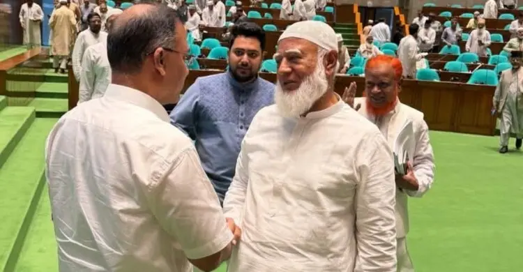 সংসদ কক্ষে প্রধানমন্ত্রীর সঙ্গে বিরোধী দলীয় নেতার করমর্দন