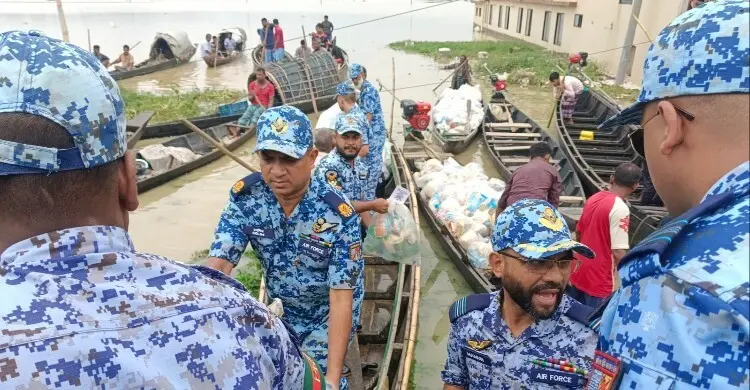 বন্যা দুর্গতদের জন্য এগিয়ে এলো বিমানবাহিনী, চলছে ত্রাণ বিতরণ