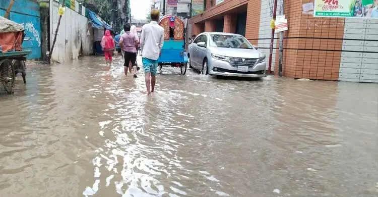 ভারী বৃষ্টিতে ঢাকায় তলিয়ে রাস্তাঘাট, বাড়তি ভাড়ায় দুর্ভোগ চরমে