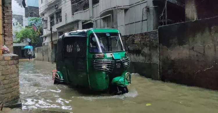 টানা বৃষ্টিতে ঢাকার বিভিন্ন এলাকায় জলাবদ্ধতা, চরম দুর্ভোগে নগরবাসী